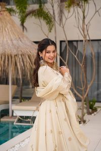 Vestido Anarkali elegante largo hasta el suelo con bordado intrincado para bodas, compromisos y eventos tradicionales - Product Image 4