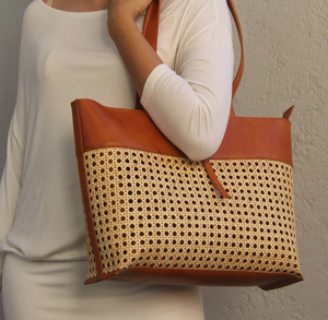 Bolso de mano de caña de ratán hecho a mano de Nhat Minh Vietnam, bolso de oficina de moda bohemio para mujer con estilo de verano de cuero - Product Image 2