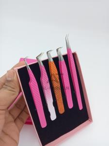 Pince à cils volume à pointe nano avec logo personnalisé, pince à épiler d'extension de cils à finition rose en acier inoxydable à pointe fibre de botte à 90 degrés - Product Image 2