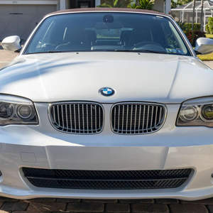 BMW 128i Cabriolet d'occasion de 2013, édition limitée Lifestyle, 1 propriétaire, 21 100 milles, moteur 6 cylindres, intérieur brun tabac - Product Image 1