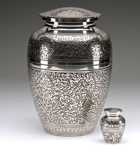 Urna de plata pulida para cenizas con un intrincado patrón de vid grabado. Disponible a precio mayorista. - Product Image 1