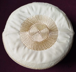 Bonnet de prière musulman exclusif Chapeau texturé blanc et or brodé Bugis Sandal Kufi Tupi Topi Couronne rigide du Bangladesh - Product Image 2