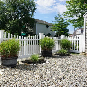 La valla de vinilo viene en una variedad de estilos para adaptarse a cualquier estilo de hogar. - Product Image 2