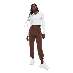 Pantalon de jogging en polaire Streetwear élégant 2023 pour femmes brun foncé devant plat-vêtements d'hiver - Product Image 1