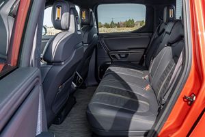 Offre Super Promotionnelle 2023 Riviian R1T Adventure Edition Quad-Motor AWD, Batterie Grande Capacité, Rouge Canyon - Product Image 6