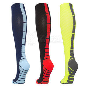 Diseña Tus Propios Calcetines de Fútbol para Hombre, Calcetines de Fútbol Hechos a Medida, Calcetines de Fútbol para Hombre de Alta Calidad Hechos en Pakistán - Product Image 1