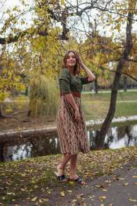 Vestido Floral Bohemio Estampado a Mano Hazel, Largo hasta la Pantorrilla, Verde Crema Marrón, Moda Ética - Product Image 4