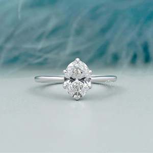 Anillo de Compromiso de Oro Blanco con Certificado IGI, Solitario Ovalado con Diamantes Engastados en 6 Puntas - Product Image 1