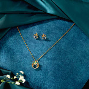 Collar de Oro Amarillo con Alas de Luz, Joyería Fina para Mujer - Product Image 1