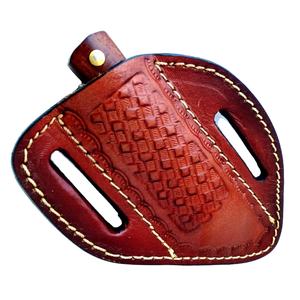 Funda de cuero hecha a mano, probablemente en estilo pancake o cross draw, diseñada para llevar en un cinturón. - Product Image 1