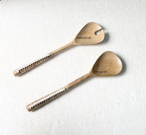 Serveur à salade tendance de style unique Serveur à salade en bois de manguier avec manche en rotin Serveur à salade en bois Cuillère et fourchette Vaisselle - Product Image 1