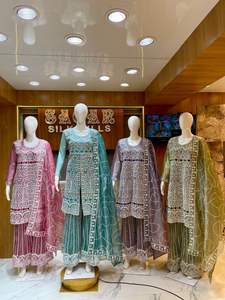 Cela semble être un costume de palazzo bleu turquoise fortement embelli. Il comporte un fil de travail manuel complexe et des paillettes - Product Image 5