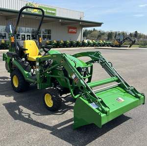 Tracteur John Deere 1025R d'occasion avec chargeur et option tondeuse, taille compacte, moteur diesel 35 CV, 4 roues motrices, siège confortable, faible nombre d'heures de fonctionnement - Product Image 1