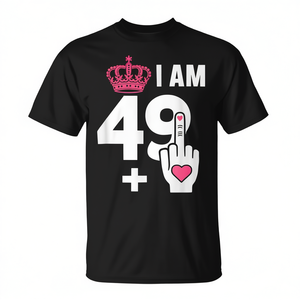 T-shirt Promozionale Personalizzabile per il 49° Compleanno con Design '49 Plus 1 Dito Medio' per Chi Ha Oltre 49 Anni - Product Image 2