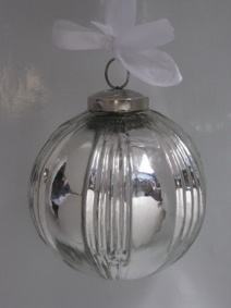 Boules de Noël élégantes métalliques personnalisées à suspendre à l'intérieur et à l'extérieur pour les célébrations et les décorations des fêtes - Product Image 5