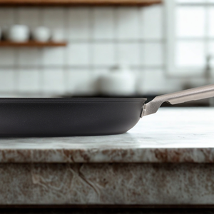 Padella Italiana Nera da 20cm in Alluminio Forgiato, Rivestimento Antiaderente in Ceramica, Base per Induzione, Manico in Acciaio Inox - Product Image 6