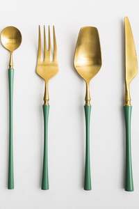 Juego de cubiertos de acero y latón de calidad superior asequible, diseñado para complementar la decoración de cocina clásica y contemporánea - Product Image 3