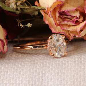 Anillo de Compromiso con Halo Oculto de Diamante Ovalado para Ella - Product Image 4