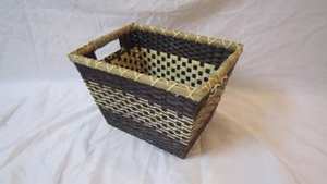 ตะกร้าหวายสานมือแบบวินเทจ ราคาประหยัด เป็นมิตรกับสิ่งแวดล้อม ถาดอเนกประสงค์ พร้อมหูหิ้วสะดวกสบาย เหมาะสำหรับห้องนอน - Product Image 4