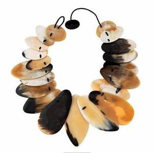 Ensemble cadeau personnel de collier en bois de laque de corne de buffle en forme de trapèze de style moderne fait à la main - Product Image 3