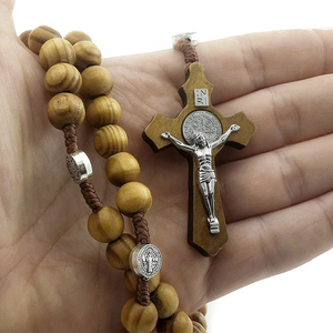 ไม้ประดับผนังรูปพระแม่มารีแบบแขวน ทำด้วยมือจากไม้เนื้อแข็ง พร้อมไม้กางเขนนักบุญเบเนดิกต์ประดับด้วยลูกปัดโลหะผสมและไข่มุก ของตกแต่งสไตล์อินเดีย - Product Image 4