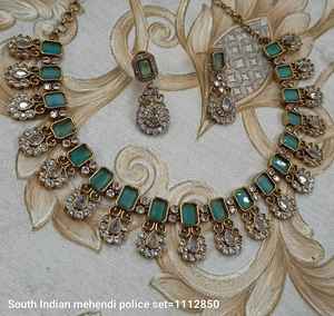 ENSEMBLE DE BIJOUX INDIENS TRADITIONNELS ET À LA MODE EN CUIVRE ENSEMBLE DE BIJOUX DE MARIAGE POUR FEMMES BOUCLES D'OREILLES ET COLLIER - Product Image 5