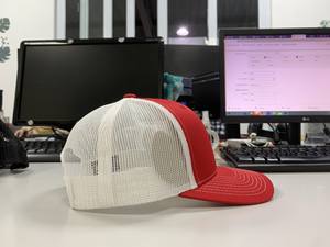 Gorra Trucker Roja con Logotipo Personalizado del Equipo, Malla Blanca en la Parte Trasera, Gorra de 5 Paneles, Gorra de Béisbol con Color en Contraste para Uniformes de Personal de Eventos al Aire Libre - Product Image 4