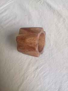 Anneau de serviette en bois de manguier, magnifique, sculpté à la main, design unique, par des artisans indiens - Product Image 2