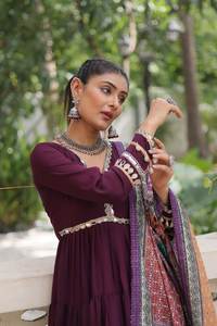 Nouvel ensemble de costume 3 pièces en coton pour fêtes et occasions spéciales, avec dupatta, style décontracté réversible et travail de dentelle miroir - Product Image 4