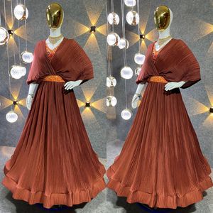 Robe Longue Folklorique de Style Européen à Manches Cloche Évasées Parfaite pour Faire Sensation, Robe de Soirée Brodée Aari pour Femme - Product Image 3