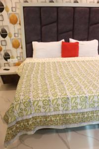 Grand travail de broderie et motifs floraux et matériel 100% coton idéal pour la décoration de la maison courtepointes décor draps de lit - Product Image 5