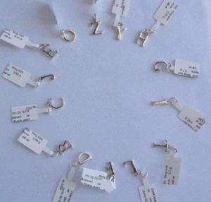Noms alphabétiques plaqués or 18 carats de A à Z, emballés dans un sac - Product Image 1