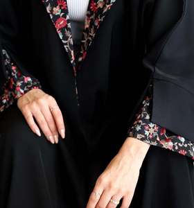 Abaya de Diseñador de Seda Negra de Lujo con Bordado Multicolor para Adultos, Accesorio Tradicional Musulmán para la Oración, India - Product Image 3