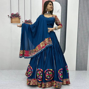 Dernier créateur en pur coton Gamthi Work Lehenga Choli by FabZone Vêtements indiens et pakistanais - Product Image 1