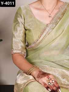 Les plus belles tenues de fête pour femmes sont des saris en tissu de créateur de style Bollywood avec bordure en dentelle et paillettes pour femmes - Product Image 5