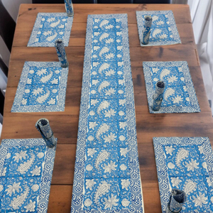 Elegante Camino de Mesa de Algodón con Estampado Floral Azul Hecho a Mano, Ligero, Incluye Manteles Individuales y Servilletas a Juego - Product Image 1