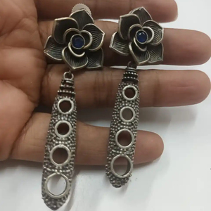 Boucles d'oreilles argentées se ressemblant Boucles d'oreilles pendantes Boucles d'oreilles perle Dîner de mariage Occasions festives Femmes - Product Image 1