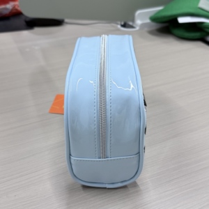 Sac cosmétique portable en PVC léger et résistant à l'eau avec fermeture à glissière - Product Image 2
