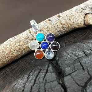 Pendentif en pierre naturelle 7 Chakra en argent sterling 925 multi-cluster fait à la main en Inde en gros pendentifs fins et collier à breloques - Product Image 2