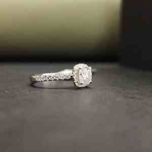 Anillo de Compromiso de Lujo con Moissanita Corte Cojín Certificada por IGI en Oro de 18K con Engaste Pavé para Regalo de Compromiso - Product Image 4