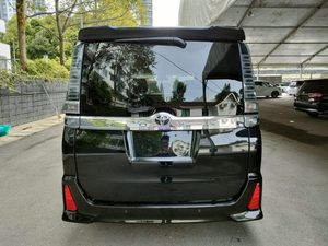 TOYOTA VOXY 2.0 ZS KIRAMEKI EDITIONS 2022, 3 Vehículos Grandes en Venta - Product Image 4