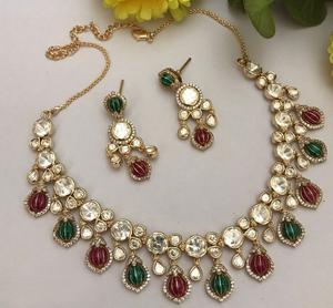 Ensemble de collier et de boucles d'oreilles en pierres Kundan plaqué or de qualité supérieure de luxe pour collection de vêtements de mariage pour femmes - Product Image 1