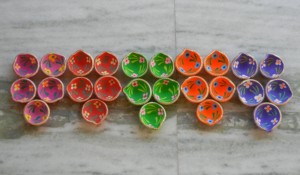 Lampe à huile Diya en argile indienne peinte à la main pour mariages et décor de Noël pour lampe à mèche Diwali et décoration de mariage - Product Image 2