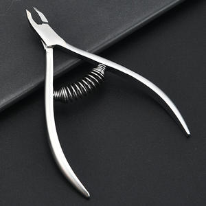 Kit de manucure de luxe 7 en 1 en acier inoxydable de style russe avec boîte à manche givrée L.A Elahi Co - Product Image 4