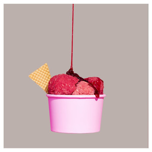 MENZ GASSER Sabor Cereza Negra Sin Gluten en Botella de Plástico de 1 kg para Decorar Helados, Yogur y Postres - Product Image 2