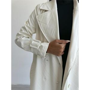 Gabardina de cuero acolchada para mujer en color blanco - Product Image 3