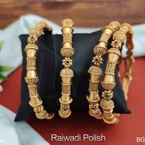 Conjunto de 4 pulseras de diseño antiguo, ropa de fiesta de estilo elegante - Product Image 1