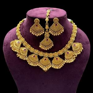 Ensemble de collier plaqué or de qualité supérieure avec boucles d'oreilles Tikka pour la collection de vêtements de mariage et de fonction pour les femmes - Product Image 1