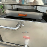 Machine à laver les paniers automatique, avec moules de pressage pour le positionnement et l'application d'étiquettes de scellage