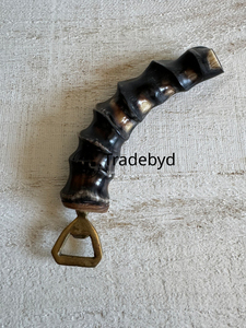 Elegante abridor de botellas de cuerno para entusiastas de la cerveza Regalo perfecto para hombres y camareros de Tradebyd - Product Image 2